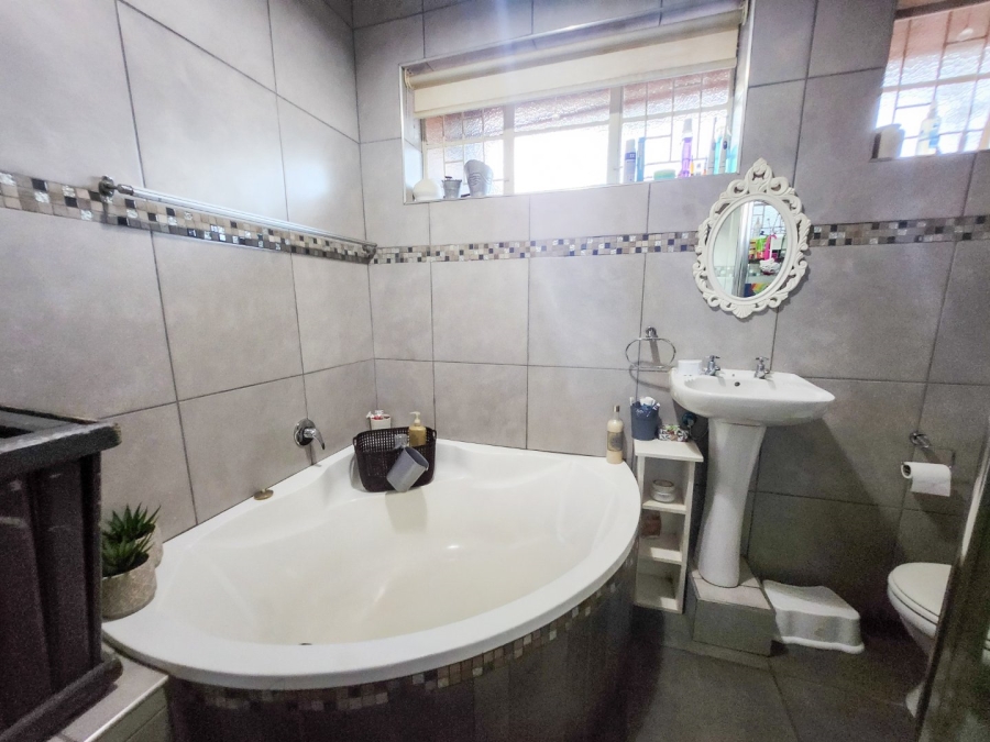 2 Bedroom Property for Sale in Stilfontein North West